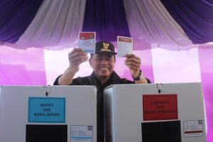 Bupati Zairullah Azhar Mencoblos di TPS 10 Desa Bersujud