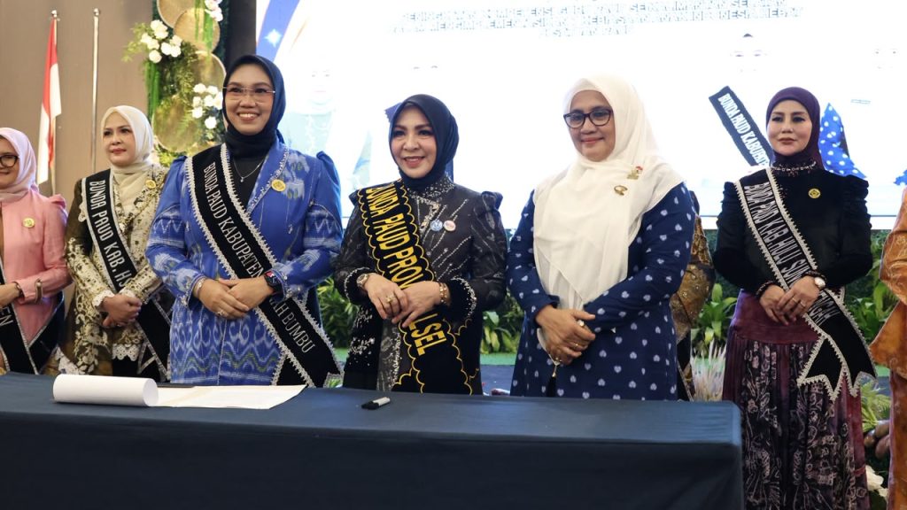 Penandatanganan MoU Bunda PAUD Tanah Bumbu dengan HIMPAUDI Kalsel untuk peningkatan kompetensi guru PAUD.