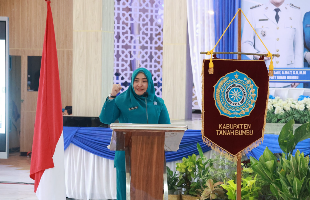 Kader PKK Tanah Bumbu meriahkan puncak HKG ke-54 dengan semangat kebersamaan dan gotong royong.