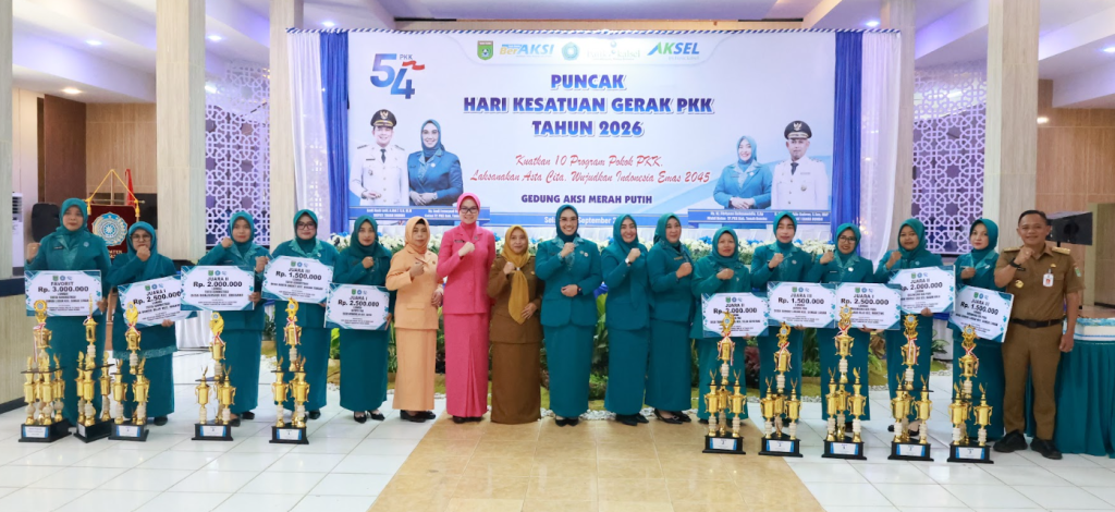 Kader PKK Tanah Bumbu meriahkan puncak HKG ke-54 dengan semangat kebersamaan dan gotong royong.