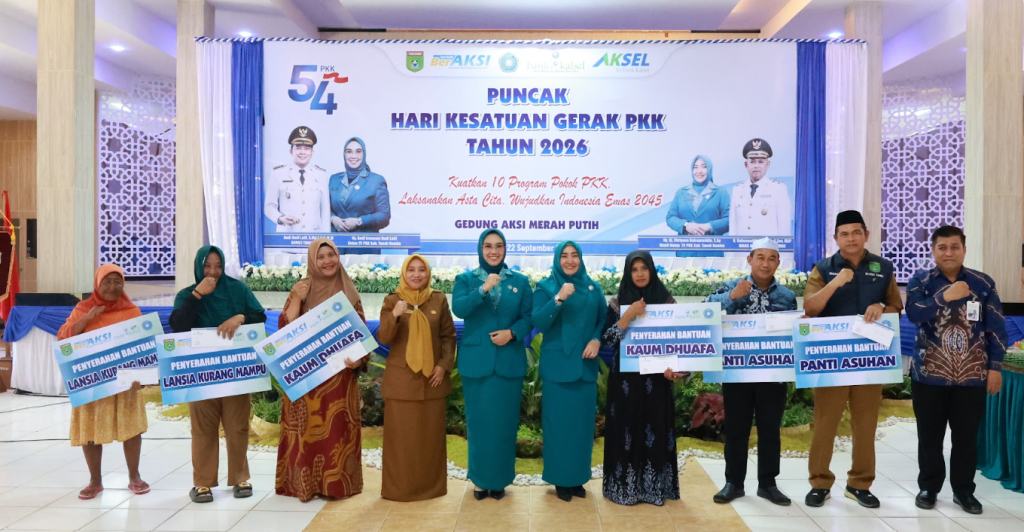 Kader PKK Tanah Bumbu meriahkan puncak HKG ke-54 dengan semangat kebersamaan dan gotong royong.