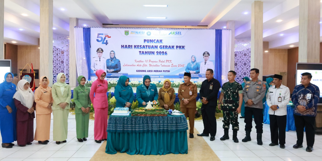 Kader PKK Tanah Bumbu meriahkan puncak HKG ke-54 dengan semangat kebersamaan dan gotong royong.