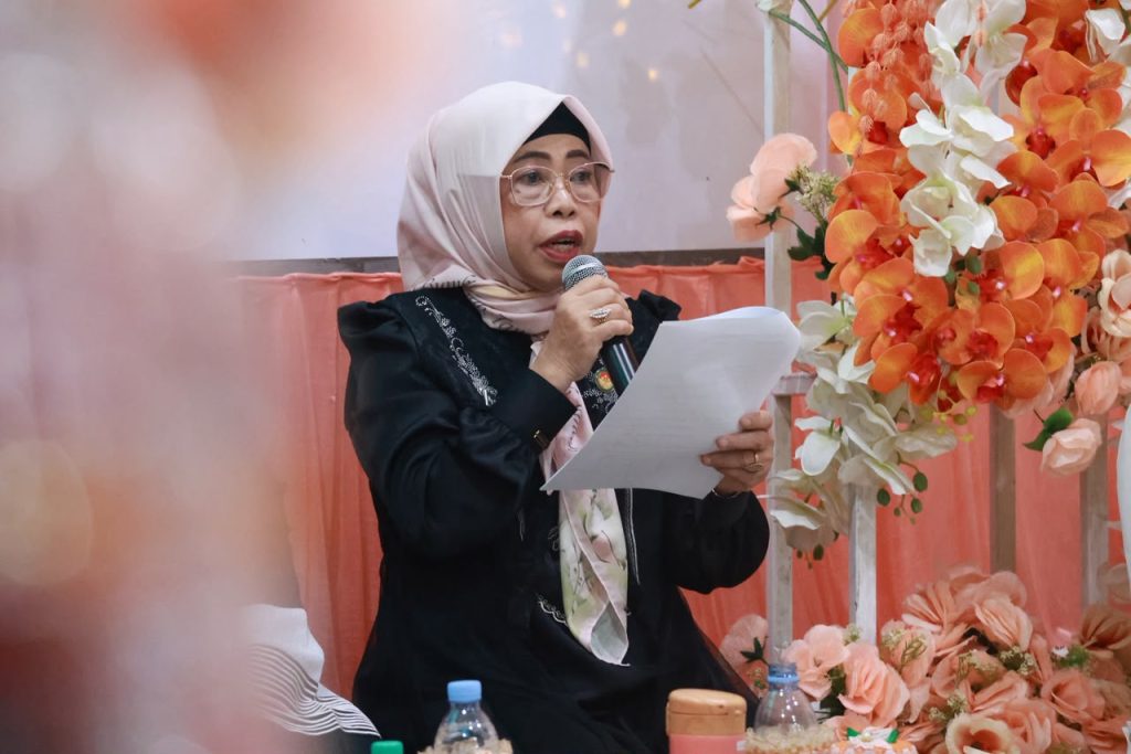 Ketua DWP Tanah Bumbu Siti Masitah Eryanto Rais memberikan sambutan dalam Peringatan Maulid Nabi Muhammad SAW 1448 H.