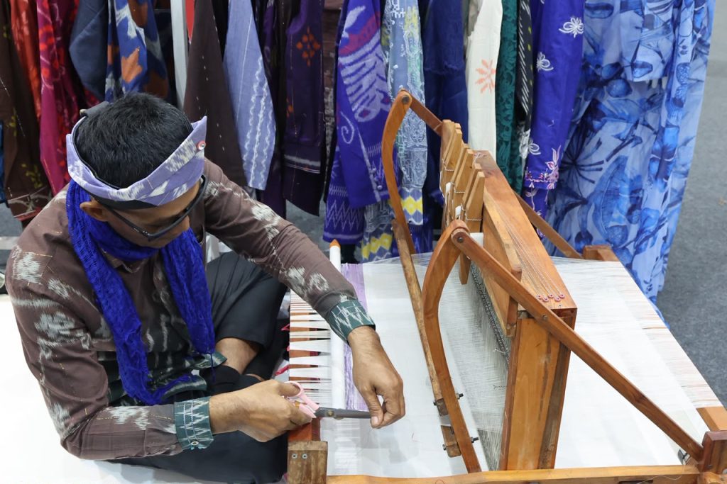 Stand Dekranasda Tanah Bumbu di Kriyanusa 2026 menampilkan kain tenun, kerajinan kayu, produk fashion, dan karya UMKM lokal.