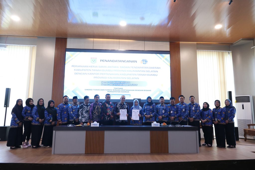 Penandatanganan kerja sama antara Bapenda Tanah Bumbu dan Kantor Pertanahan untuk sinergi data pertanahan dan pendapatan daerah