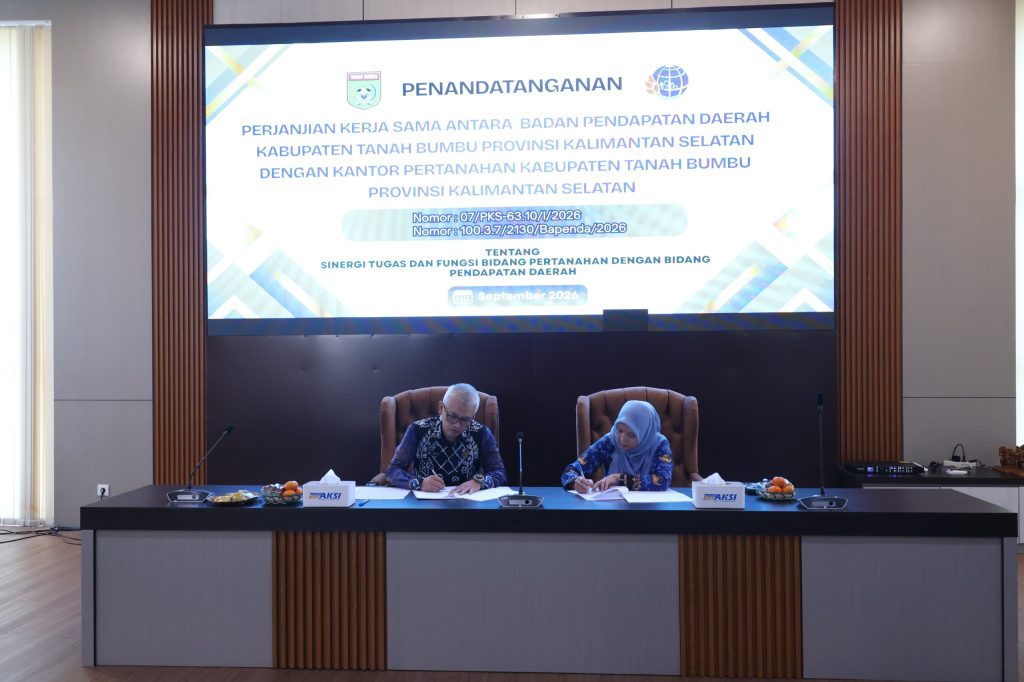 Penandatanganan kerja sama antara Bapenda Tanah Bumbu dan Kantor Pertanahan untuk sinergi data pertanahan dan pendapatan daerah