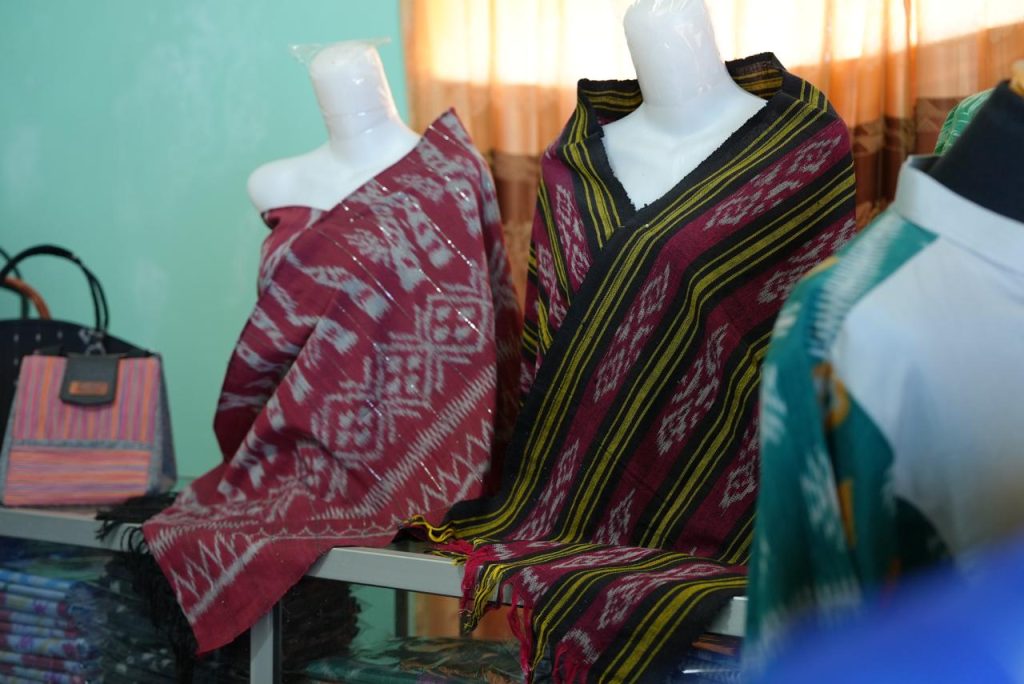Perajin Tenun Pagatan di Tanah Bumbu menggunakan bantuan peralatan produksi untuk meningkatkan kapasitas dan memperluas pasar.
