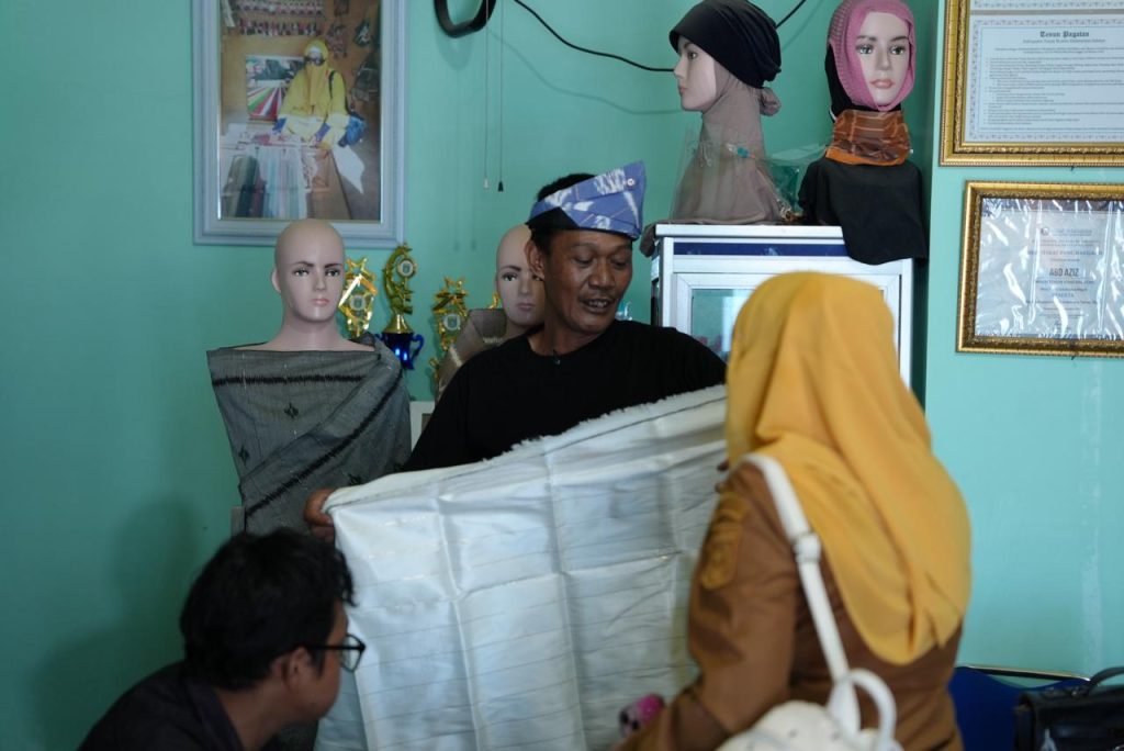 Perajin Tenun Pagatan di Tanah Bumbu menggunakan bantuan peralatan produksi untuk meningkatkan kapasitas dan memperluas pasar.