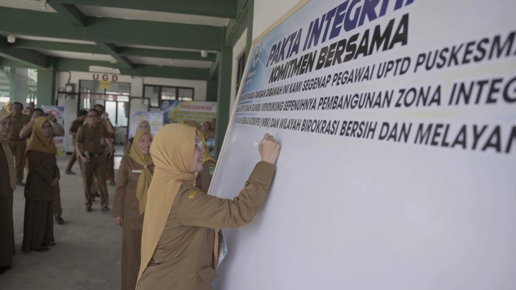 Sekda Tanah Bumbu Yulian Herawati bersama jajaran OPD melakukan evaluasi persiapan Zona Integritas WBK di Puskesmas Batulicin 1, Selasa 15 September 2026.