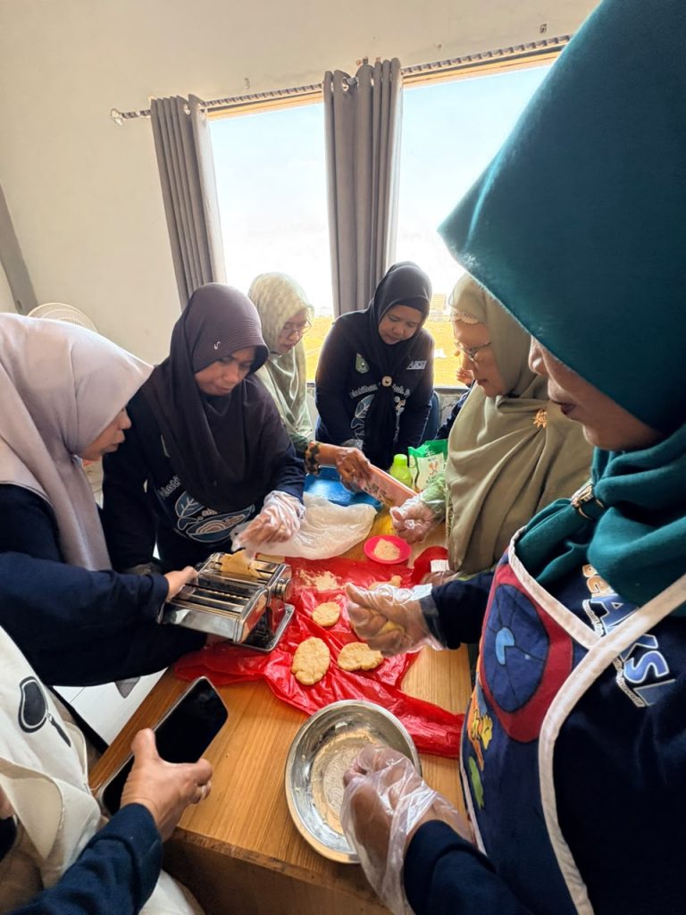 Peserta Sekolah Pangan Satui praktik membuat olahan ikan di Aula Kantor Desa Setarap.