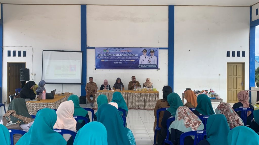 UMKM dan TP PKK Kecamatan Angsana mengikuti pelatihan pengolahan hasil perikanan.
