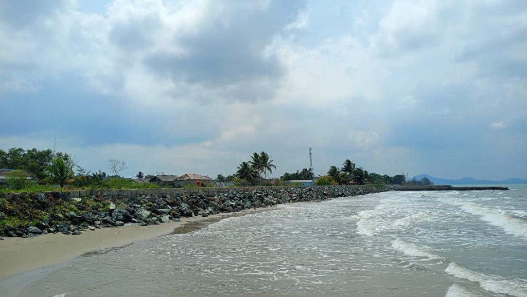 Pembangunan siring laut sepanjang 560 meter di Pagatan, Kusan Hilir, Tanah Bumbu untuk antisipasi gelombang pasang dan abrasi pantai.