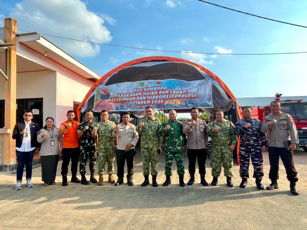 "Tim Mabes TNI bersama Satgas Karhutla Tanah Bumbu saat monitoring kesiapan penanggulangan kebakaran hutan dan lahan di Pusdalops BPBD Batulicin"