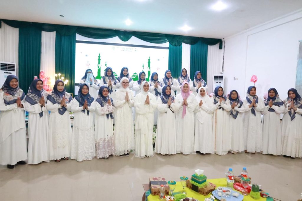 Ketua GOW Kabupaten Tanah Bumbu Hj. Fitriyana Bahsanuddin bersama organisasi wanita memperingati Maulid Nabi 1448 H dengan tema peran ibu dalam pengasuhan anak mencegah narkoba di Gedung Sekretariat PKK Tanah Bumbu