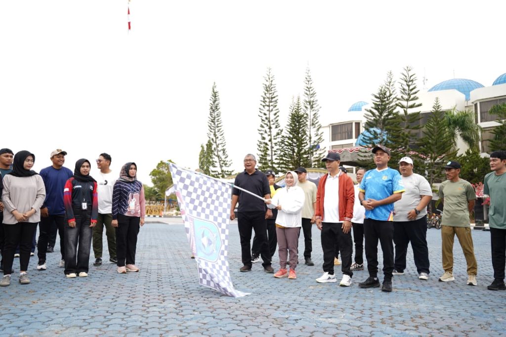 Aksi Jalan Sehat ASN Tanah Bumbu di Batulicin dengan pesan waspada Karhutla.
