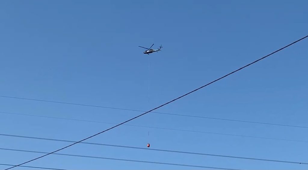 Helikopter water bombing BPBD Tanah Bumbu padamkan karhutla di Batulicin.