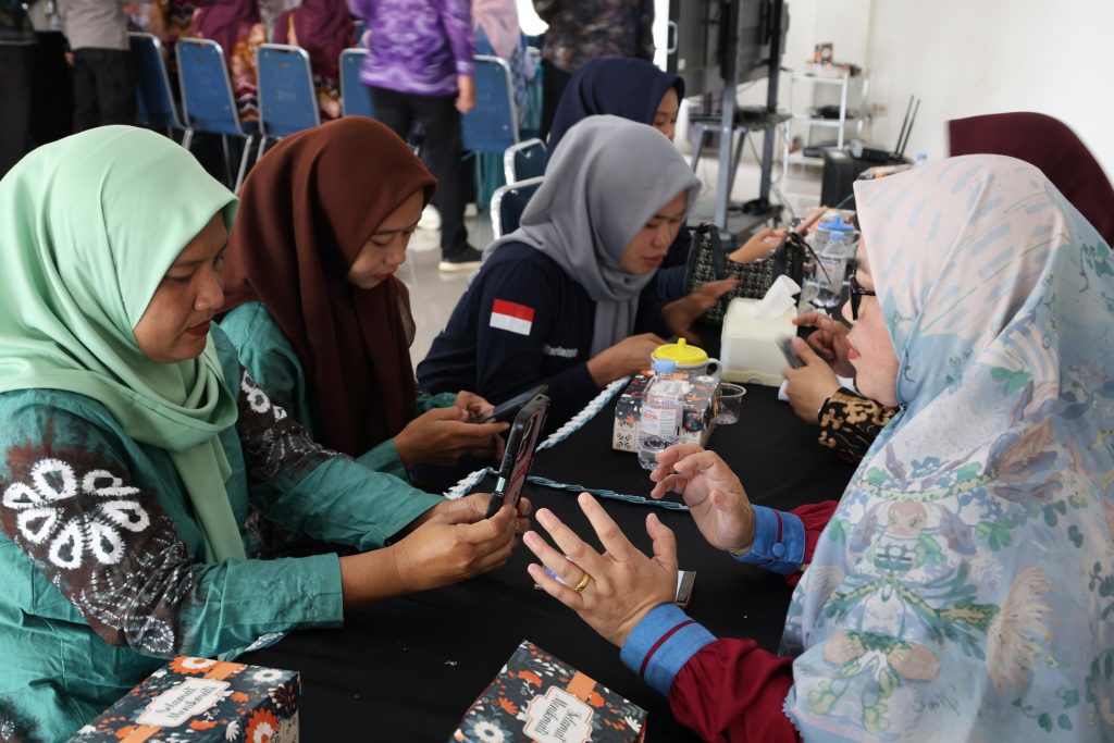 Petugas Disdukcapil dan Dinsos Tanah Bumbu mendampingi calon Agen Perlindungan Sosial saat aktivasi Identitas Kependudukan Digital di Kecamatan Kusan Hulu.