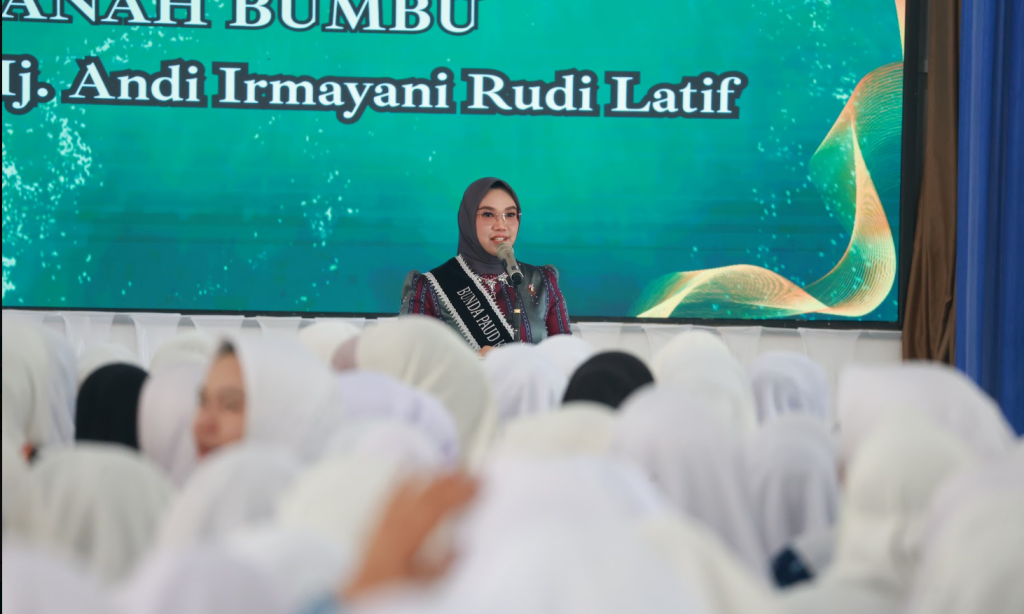 Pembukaan Workshop 1.000 Guru PAUD oleh Bunda PAUD Tanah Bumbu Andi Irmayani Rudi Latif di Batulicin pada HUT ke-21 HIMPAUDI dan Jambore V HIMPAUDI Kalsel.