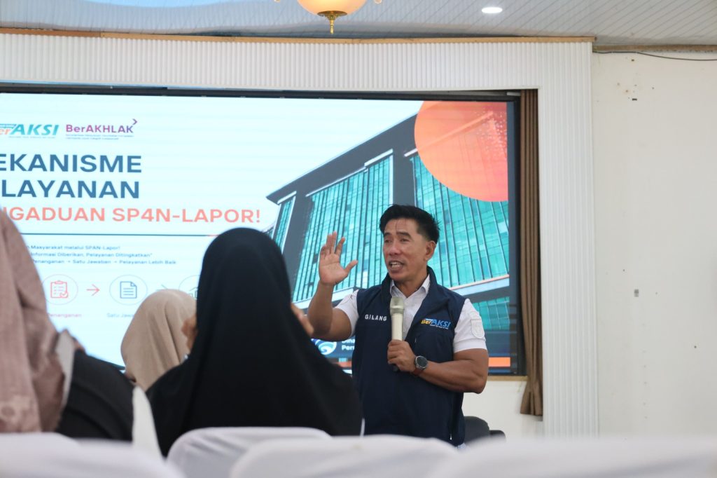 Admin sekolah TK, SD, dan SMP se-Kabupaten Tanah Bumbu mengikuti kegiatan monitoring dan evaluasi SP4N LAPOR! di Pendopo Kantor Bupati Batulicin.