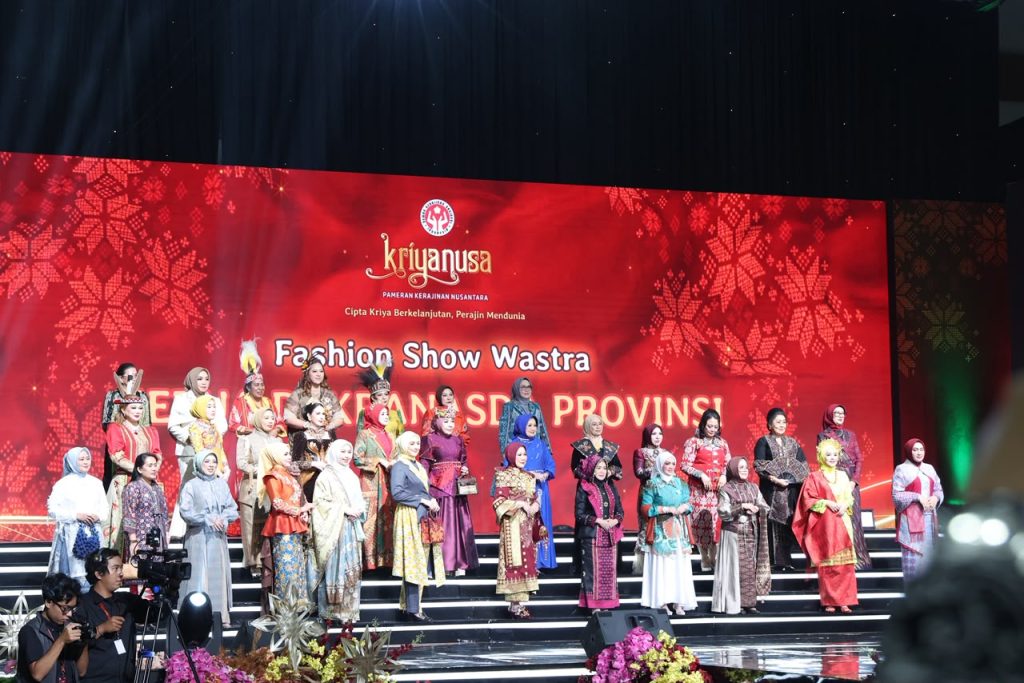 Ketua Dekranasda Tanah Bumbu Andi Irmayani Rudi Latif mengenakan Tenun Pagatan pada Parade Wastra Kriyanusa 2026 di JICC Jakarta.