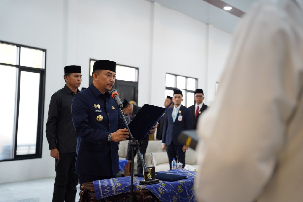 Bupati Tanah Bumbu Andi Rudi Latif memberikan sambutan pada Pelantikan dan Pengambilan Sumpah Jabatan Pimpinan Tinggi Pratama, Administrator, dan Pengawas di Batulicin, 12 Oktober 2026.