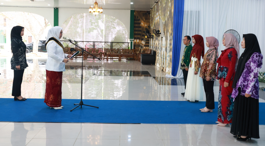 Pengukuhan Duta Baca Tanah Bumbu oleh Bunda Literasi Andi Irmayani Rudi Latif di Batulicin.