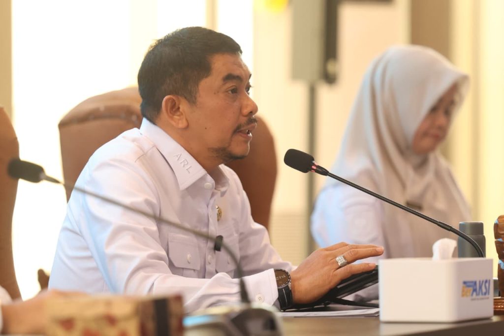 Bupati Andi Rudi Latif memimpin Rakoor pengaturan dan pengawasan BBM bersubsidi di Batulicin, 30 September 2026