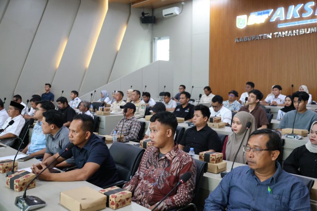 Bupati Andi Rudi Latif memimpin Rakoor pengaturan dan pengawasan BBM bersubsidi di Batulicin, 30 September 2026