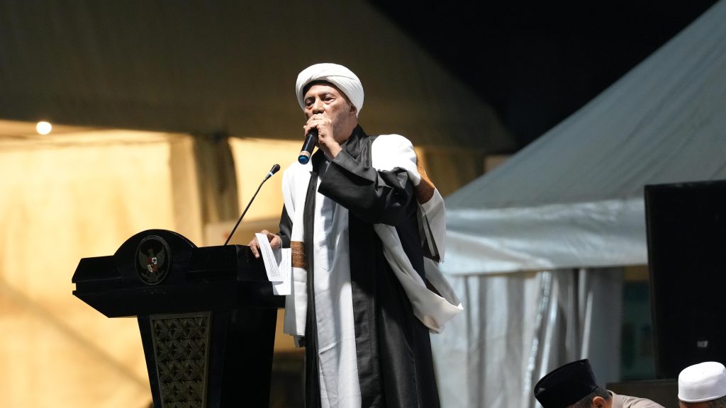 Habib Musthofa Al-Aydrus menyampaikan tausiyah di hadapan jamaah Tanah Bumbu.