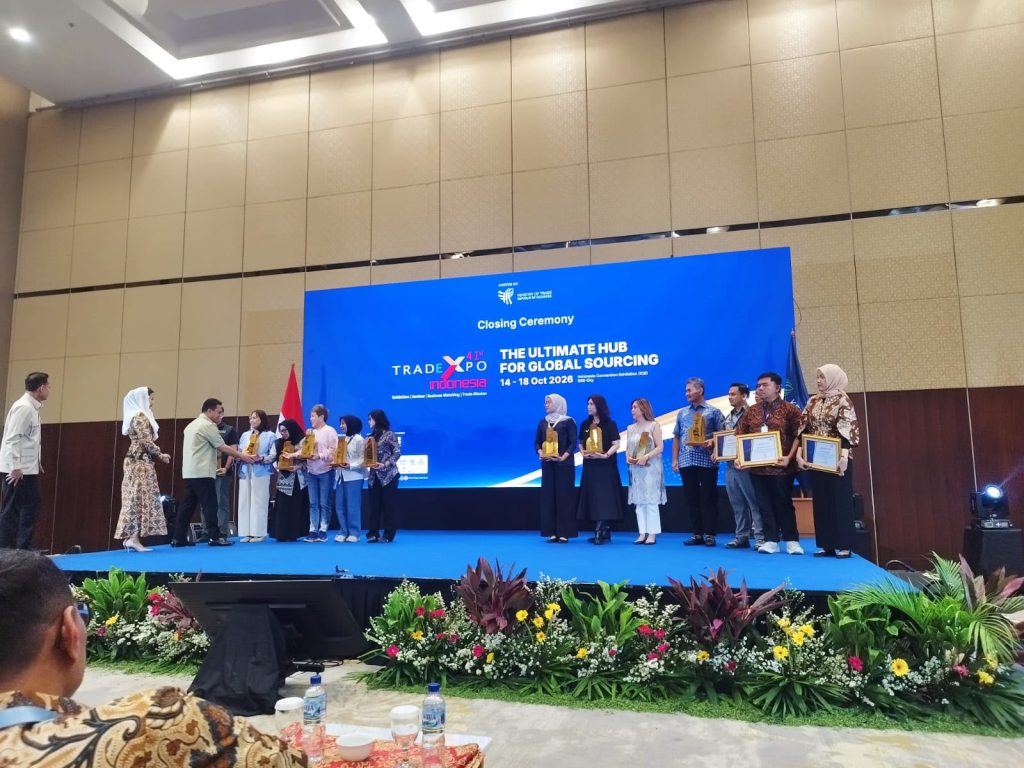Bupati Tanah Bumbu Andi Rudi Latif meninjau stan Tanah Bumbu di Trade Expo Indonesia 2026 di ICE BSD Tangerang.