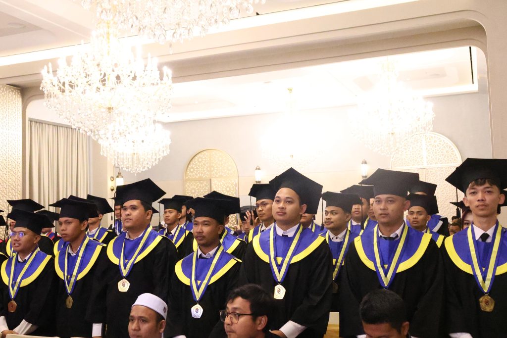 Suasana prosesi wisuda dengan 100 lulusan Program Diploma III Politeknik Batulicin