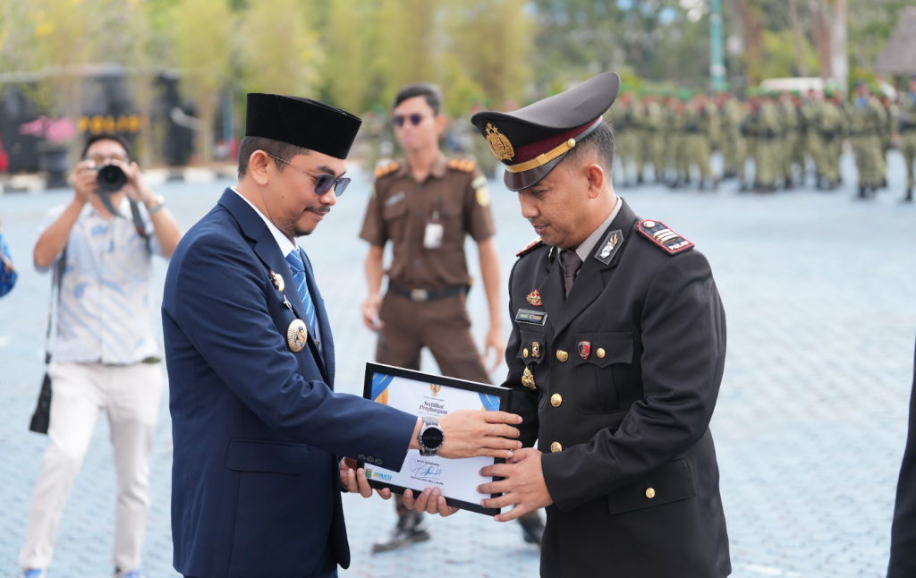Kasat Resnarkoba AKP Anang Setyawan dan Aipda Hendra Gunawan menerima penghargaan atas dedikasi dalam P4GN.