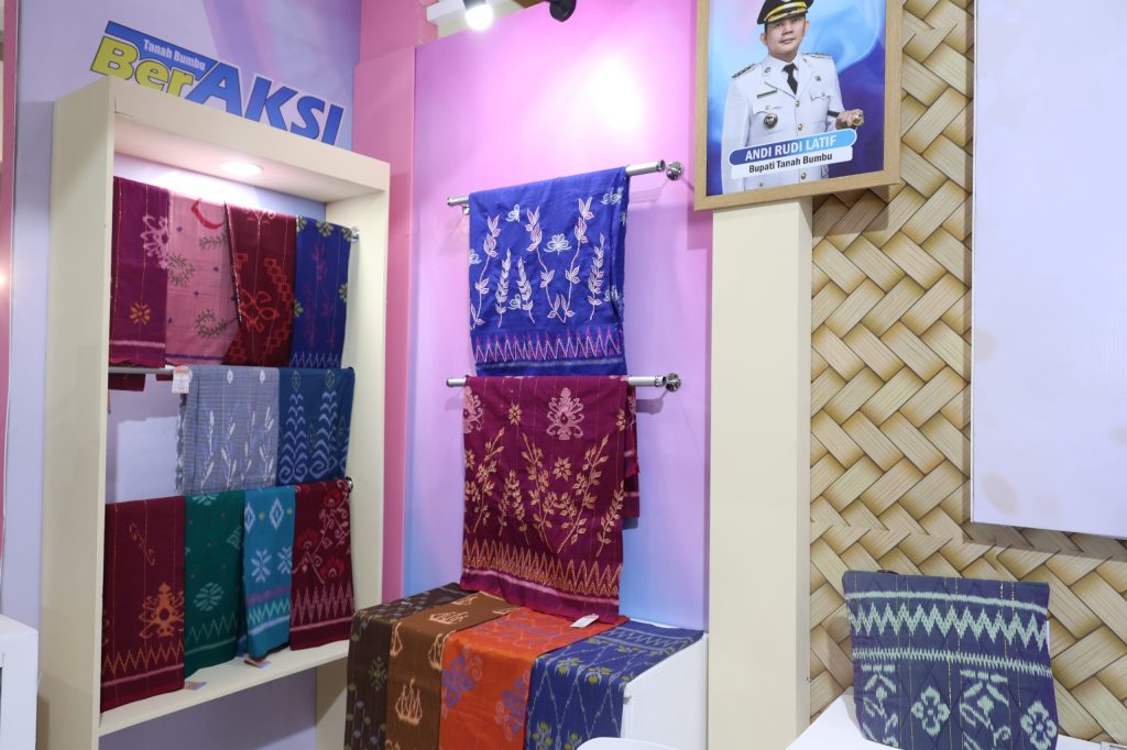 Tenun Pagatan Dekranasda Tanah Bumbu di INACRAFT 2026
