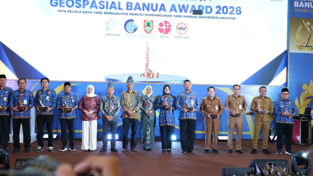 Tanah Bumbu menerima penghargaan Juara III Kinerja Simpul Jaringan Informasi Geospasial dari Sekda Provinsi Kalimantan Selatan di Aula Khalid Maksum Bappeda Kalsel