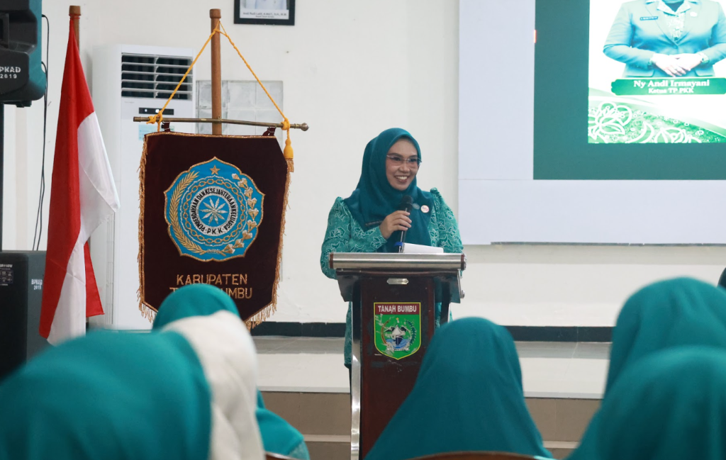 Ketua TP PKK Tanah Bumbu Andi Irmayani Rudi Latif bersama jajaran menerima kunjungan evaluasi TP PKK Provinsi Kalimantan Selatan di Sekretariat TP PKK Tanah Bumbu, 6 Oktober 2026