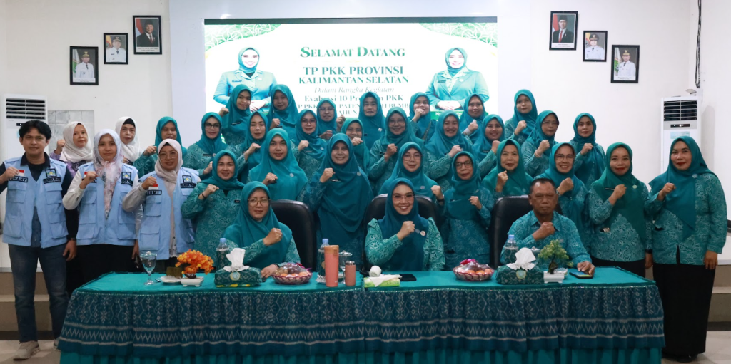 Ketua TP PKK Tanah Bumbu Andi Irmayani Rudi Latif bersama jajaran menerima kunjungan evaluasi TP PKK Provinsi Kalimantan Selatan di Sekretariat TP PKK Tanah Bumbu, 6 Oktober 2026