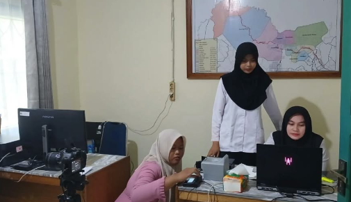 Perekaman KTP-el di kantor kecamatan sebagai bentuk komitmen mendekatkan layanan administrasi kependudukan kepada masyarakat.