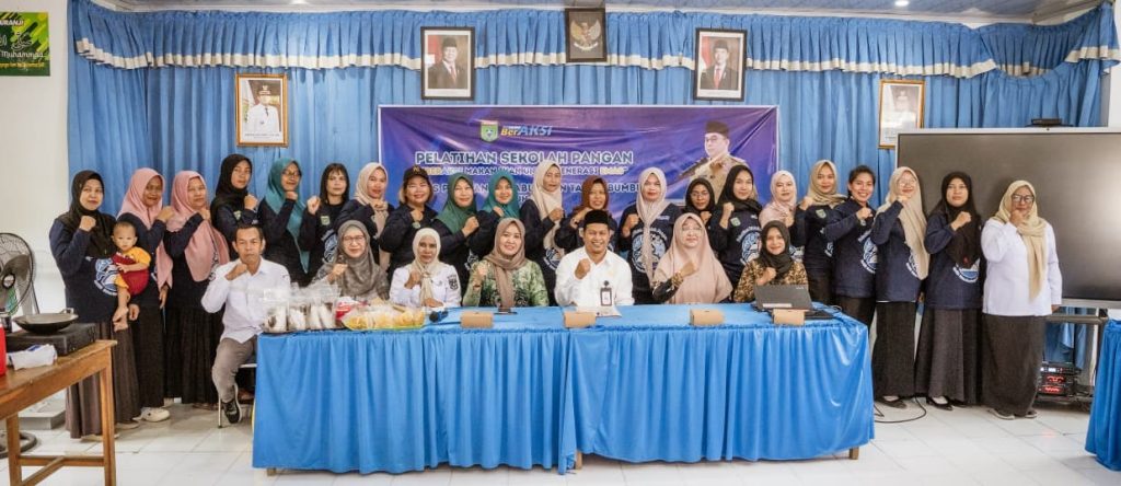Peserta PKK Kecamatan Kuranji mengikuti pelatihan Sekolah Pangan di Aula Kecamatan Kuranji.