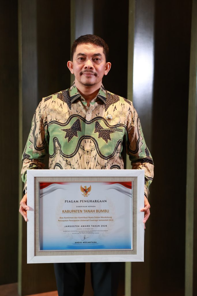 Bupati Tanah Bumbu Andi Rudi Latif menerima Jamsostek Award 2026 di Jakarta sebagai bentuk komitmen percepatan Universal Coverage Jamsostek (UCJ).